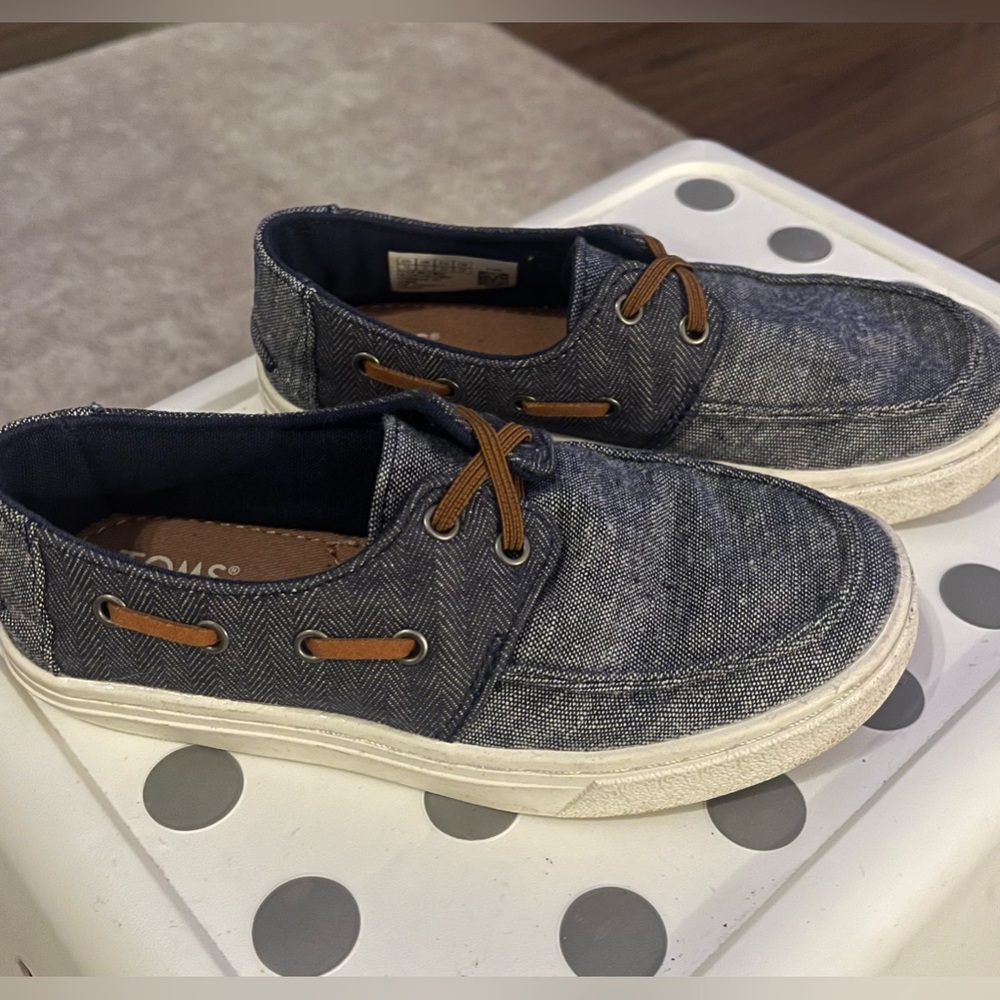 Boy’s Toms boat shoes size 12